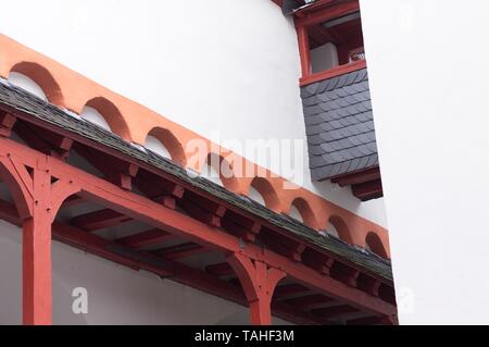 Rot Holz spalten einer weißen mittelalterlichen Gebäude (Deutschland, Europa) Stockfoto