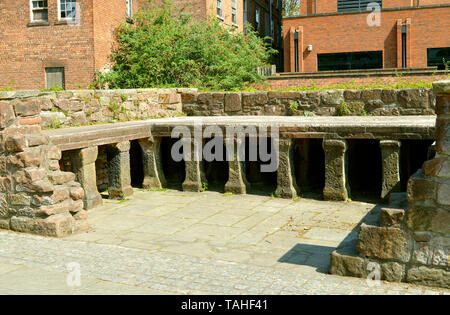 Römische Badruinen in römischen Gärten im Stadtzentrum von Chester Stockfoto