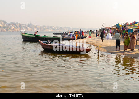 Varanasi, Indien, 27. März 2019 - Dashaswamedh Ganges ghat Varanasi in der Dämmerung mit Touristen, Bootfahren Fahrten Stockfoto