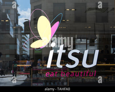 Itsu, Essen Schön, japanisch inspirierten Sushi Restaurant Fassade in London, Großbritannien Stockfoto