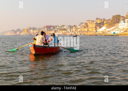Varanasi, Indien, 27. März 2019 - Dashaswamedh Ganges ghat Varanasi in der Dämmerung mit Touristen, Bootfahren Fahrten Stockfoto