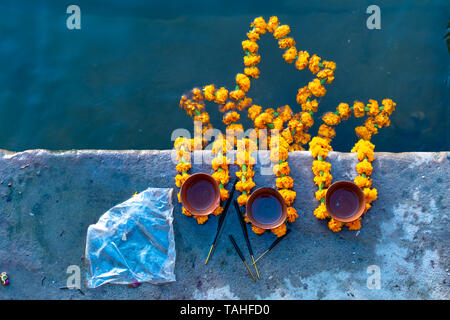 Völker ist das Anzünden der Lampe mit Blumen in Abend Varanasi, Uttar Pradesh, Varanasi, Indien Stockfoto