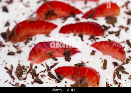 Dessert mit Erdbeeren, Schokolade und Sahne closeup Stockfoto