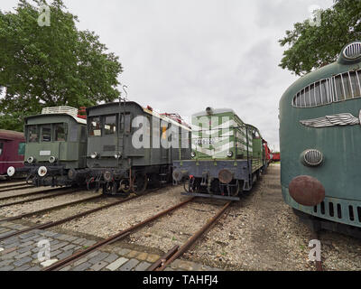 Der Magyar Vasúttörténeti Park ungarische Eisenbahn Geschichte Park und sowohl Elektro- und Diesellokomotiven Budapest Ungarn Stockfoto