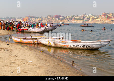 Varanasi, Indien, 27. März 2019 - Dashaswamedh Ganges ghat Varanasi in der Dämmerung mit Touristen, Bootfahren Fahrten Stockfoto