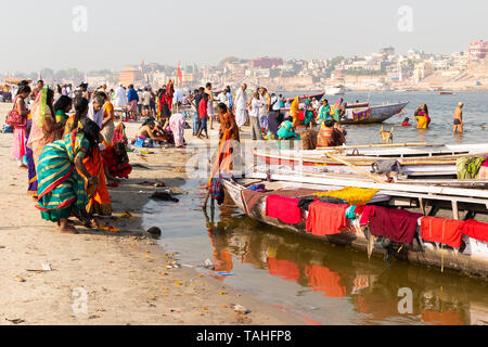 Varanasi, Indien, 27. März 2019 - Dashaswamedh Ganges ghat Varanasi in der Dämmerung mit Touristen, Bootfahren Fahrten Stockfoto