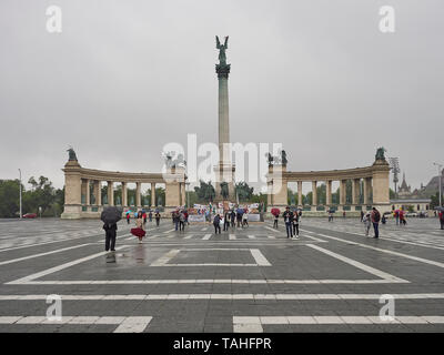 Budapester Heldenplatz oder Hősök tere und die Millennium-Gedenksäule mit dem Erzengel Gabriel Ungarn Stockfoto