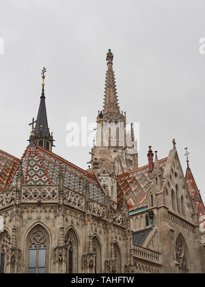 Budapester Matthiaskirche oder das Dach der Marienkirche bedeckt mit Majolica Zsolnay Keramikfliesen Budaer Burgviertel Ungarn Stockfoto