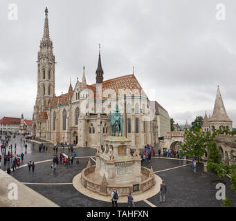 Budapest St.-Stephans-Statue Matthiaskirche oder das mit Majolica Zsolnay-Keramikfliesen bedeckte Dach der Marienkirche Budaer Burgviertel Ungarn Stockfoto