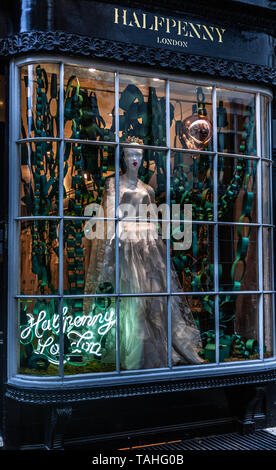 Halfpenny Brautmode Schaufenster, 10 Woburn Walk, Bloomsbury, London, England, Großbritannien. Stockfoto