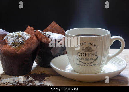 Nahaufnahme foto Tasse Kaffee und Muffins Stockfoto