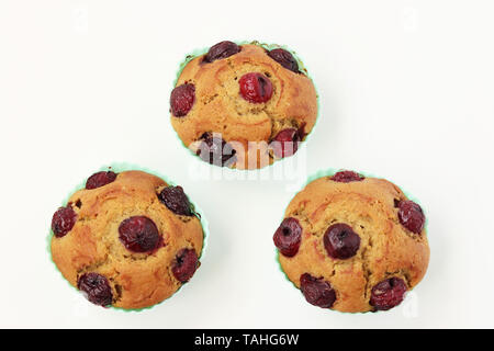 Cupcakes mit einer Kirsche auf einem weißen Hintergrund, Ansicht von oben Stockfoto