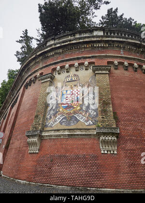 Budapester Wappen des Königreichs Ungarn am Fuße des Buda-Hügels bei der Standseilstation auf dem Adam Clarke-Platz Ungarn Stockfoto