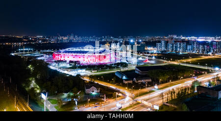 Nacht Luftbild von einem Autobahnkreuz und Fußball Stadion Spartak Moskau Otkritie Arena Stockfoto