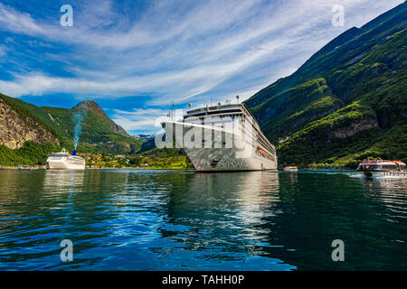 Kreuzfahrtschiff Kreuzfahrtschiffe auf Geiranger Fjord, Norwegen. Der Fjord ist eine der meistbesuchten Sehenswürdigkeiten Norwegens. Geiranger Fjord, einem UNESCO-Herita Stockfoto