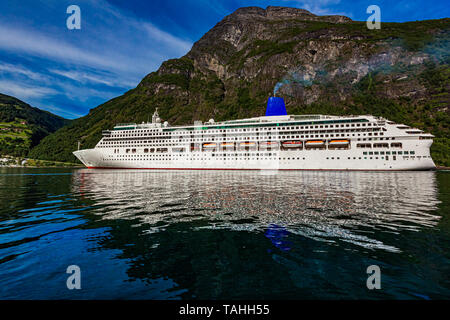 Kreuzfahrtschiff Kreuzfahrtschiffe auf Geiranger Fjord, Norwegen. Der Fjord ist eine der meistbesuchten Sehenswürdigkeiten Norwegens. Geiranger Fjord, einem UNESCO-Herita Stockfoto