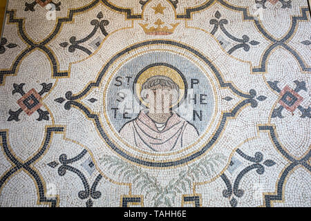 Mosaik des hl. Stephanus, des ersten christlichen Märtyrers, in der Eingang zur Kirche von St Mary Aldermary in der City von London, Großbritannien Stockfoto