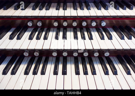 Schwarze und weiße Kirche Orgel Tasten und Tastatur Stockfoto