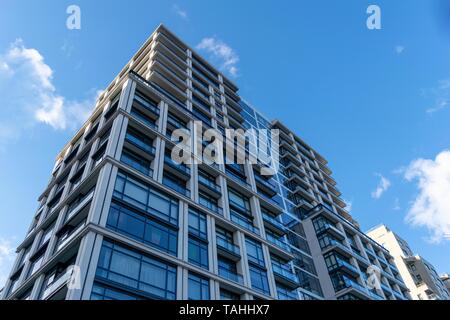 Modernes Apartmentgebäude in Manhattans Upper Eastside, New York City, NY, USA Stockfoto