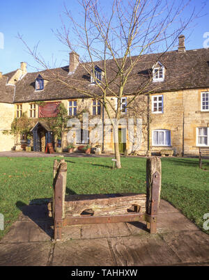 Village Stocks auf dem Marktplatz, Stow-on-the-Wold, Gloucestershire, England, Vereinigtes Königreich Stockfoto