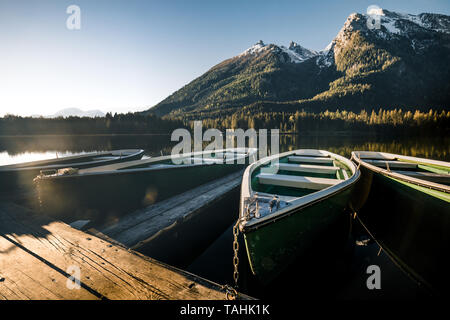 Farbenfrohe Sommer Sonnenaufgang auf dem Hintersee mit weißen Vergnügen startet. Sonnigen morgen Szene in den österreichischen Alpen. Imst, Österreich, Europa. Stockfoto