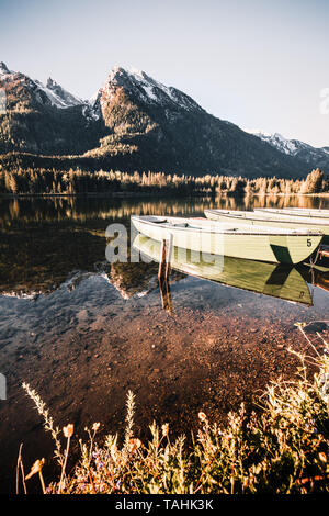 Farbenfrohe Sommer Sonnenaufgang auf dem Hintersee mit weißen Vergnügen startet. Sonnigen morgen Szene in den österreichischen Alpen. Imst, Österreich, Europa. Stockfoto