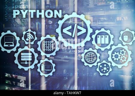 Programmiersprache Python auf server Zimmer Hintergrund. Programmierung Workflow abstrakter Algorithmus Konzept auf virtuellen Bildschirm. Stockfoto