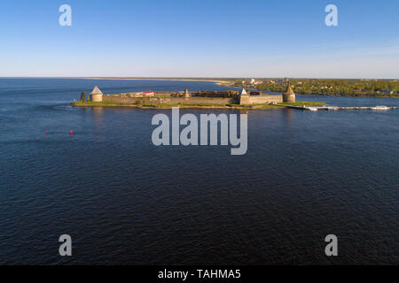 Blick von der Festung auf einem Oreshek kann Abend (Luftaufnahmen). Region Leningrad, Russland Stockfoto