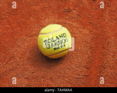 Paris, Frankreich, 26. Mai 2019: Single Roland Garros Grand Slam Tennis ball auf Sandplatz Oberfläche Stockfoto