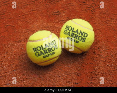 Paris, Frankreich, 26. Mai 2019: Zwei Roland Garros Grand Slam Tennis ball auf Sandplatz Oberfläche Stockfoto