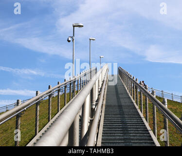 München, Deutschland - Ausblick auf den Flughafen München Besucher Park: die Treppe zum Besucher Observation Hill mit einem offenen Blick über den Flughafen Stockfoto