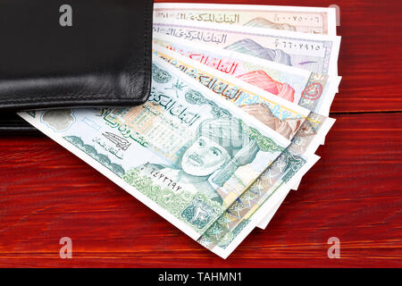 Omani Rial in der schwarzen Mappe Stockfoto