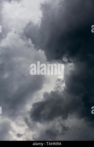 Grau Incoming Storm clouds dark closeup Kulisse, auf 100-mm-Teleobjektiv erfasst Stockfoto