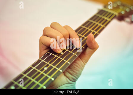 Guitar Player/Hand Mann spielt Akustikgitarre in Registerkarte CHORD Stockfoto