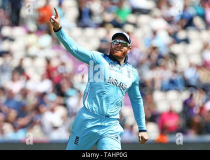 England's Jonny Bairstow feiert, fang Australiens David Warner während der ICC Cricket World Cup Warm up Match am Hampshire Schüssel, Southampton. Stockfoto