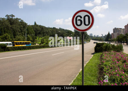 Pyongyang, Nordkorea - Juli 27, 2014: Schild auf der Straße in Pjöngjang. Sungri Straße. Stockfoto