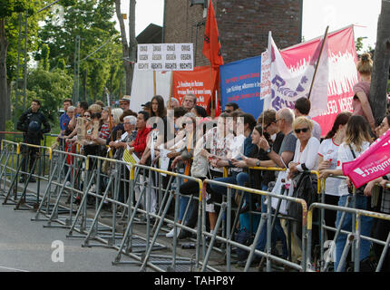 Frankfurt am Main, Deutschland. 24. Mai, 2019. Die Demonstranten stand mit Banner und Schilder außerhalb der Ort, wo die AfD ihre Kundgebung abhalten. Rund 100 Menschen aus verschiedenen demokratischen Parteien und Organisationen protestierten in Frankfurt in Hessen gegen den Wahlkampf Sammlung für die kommenden Europäischen Wahl durch die rechtsextreme Partei AfD (Alternative für Deutschland). Jörg Meuthen, Leiter der Kandidatenliste für die AfD war Hauptredner bei der Kundgebung. Quelle: Michael Debets/Pacific Press/Alamy leben Nachrichten Stockfoto