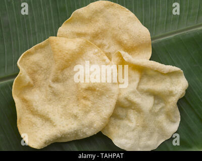 PAPPADDAM - Serviert in einem traditionellen TAMILISCHEN MITTAGESSEN AUF EINEM GRÜNEN KOCHBANANE BLATT Stockfoto