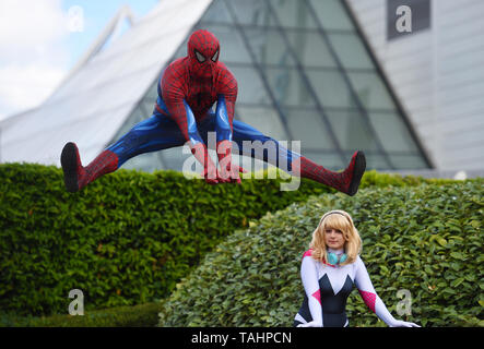 Ein cosplayer gekleidet wie Spiderman Sprünge in der Luft während des zweiten Tages der MCM Comic Con im ExCel London im Osten von London. Stockfoto