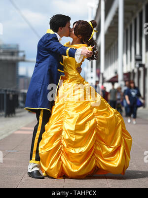 Cosplayer gekleidet, wie die Schöne und das Biest für den zweiten Tag des MCM Comic Con im ExCel London im Osten von London. Stockfoto