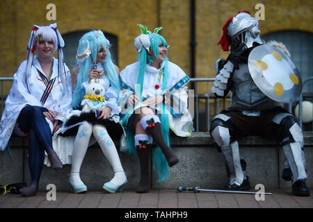Cosplayer kommen für den zweiten Tag des MCM Comic Con im ExCel London im Osten von London. Stockfoto