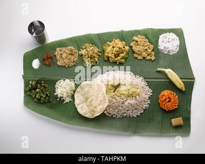 Ein STILLLEBEN EINES TRADITIONELLEN TAMILISCHEN, SÜDINDISCHE, Mittagessen serviert auf einem grünen KOCHBANANE BLATT. Von LINKS OBEN NACH RECHTS SIND - Salz; Mango Pickles; COCUNUT Stockfoto