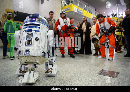 Cosplayer gekleidet, wie Charaktere aus Star Wars und ein R2D2 während des zweiten Tages der MCM Comic Con im ExCel London im Osten von London. Stockfoto