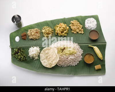 Ein STILLLEBEN EINES TRADITIONELLEN TAMILISCHEN, SÜDINDISCHE, Mittagessen serviert auf einem grünen KOCHBANANE BLATT. Von LINKS OBEN NACH RECHTS SIND - Salz; Mango Pickles; COCUNUT Stockfoto