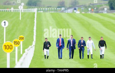 Die ballydoyle jockeys (links-rechts) Wayne Lordan, Donnacha O'Brien, Trainer Aidan O'Brien, Ryan Moore, Padriag Beggy und Seamie Heffernan Spaziergang dem Kurs während der Tag einer der Curragh Frühlingsfest bei Curragh Racecourse, Grafschaft Kildare Stockfoto