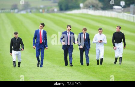 Die ballydoyle jockeys (links-rechts) Wayne Lordan, Donnacha O'Brien, Trainer Aidan O'Brien, Ryan Moore, Padriag Beggy und Seamie Heffernan Spaziergang dem Kurs während der Tag einer der Curragh Frühlingsfest bei Curragh Racecourse, Grafschaft Kildare Stockfoto