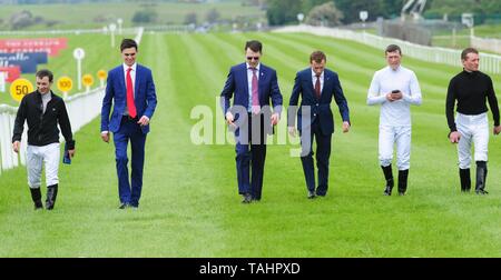 Die ballydoyle jockeys (links-rechts) Wayne Lordan, Donnacha O'Brien, Trainer Aidan O'Brien, Ryan Moore, Padriag Beggy und Seamie Heffernan Spaziergang dem Kurs während der Tag einer der Curragh Frühlingsfest bei Curragh Racecourse, Grafschaft Kildare Stockfoto