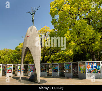 Asien, Japan, Insel Honshu, Präfektur Hiroshima Hiroshima Hiroshima Peace Park (広島平和記念公園 Hiroshima Heiwa Kinen Kōen), Children's Peace Monument Stockfoto