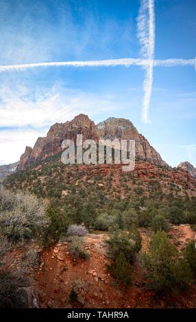 Mountain bridge Mountain mit Kondensstreifen am Himmel, Canyon Junction Brücke, Zion National Park, Utah, USA Stockfoto