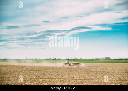 Traktor mit Sämaschine in staubigen Feld im Frühling. Beginn der Landwirtschaftlichen Saison Frühjahr. Stockfoto